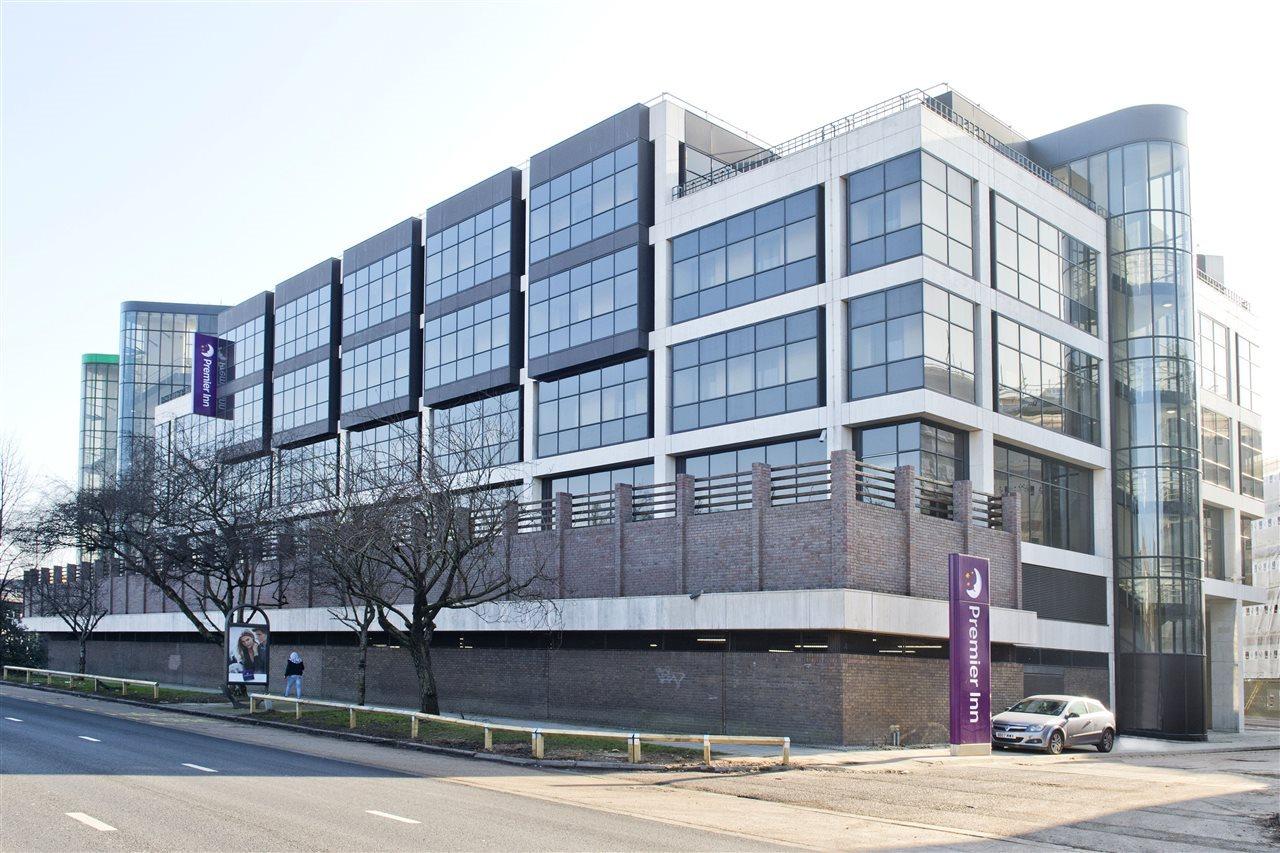 Premier Inn London Chiswick Exterior photo