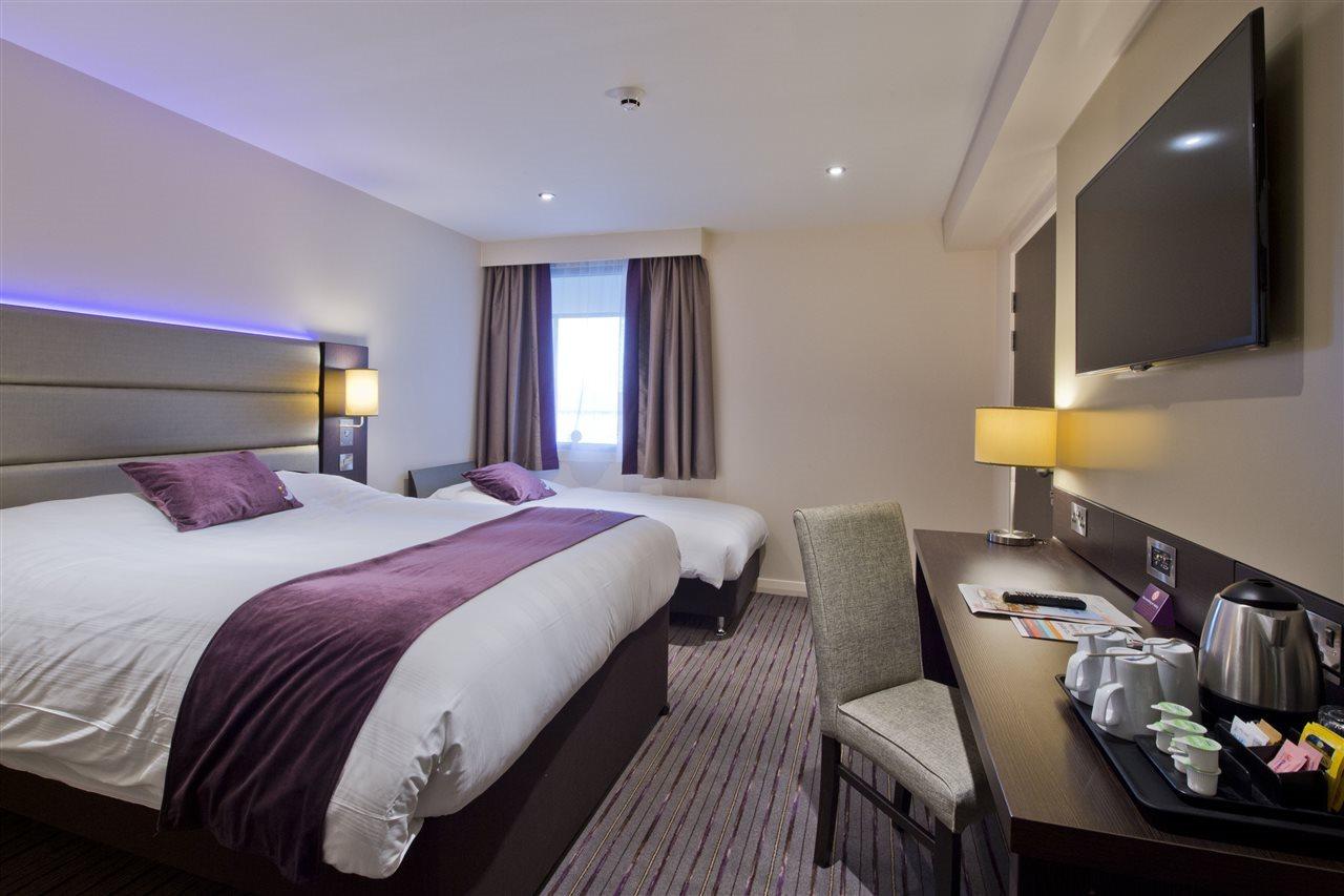 Premier Inn London Chiswick Exterior photo