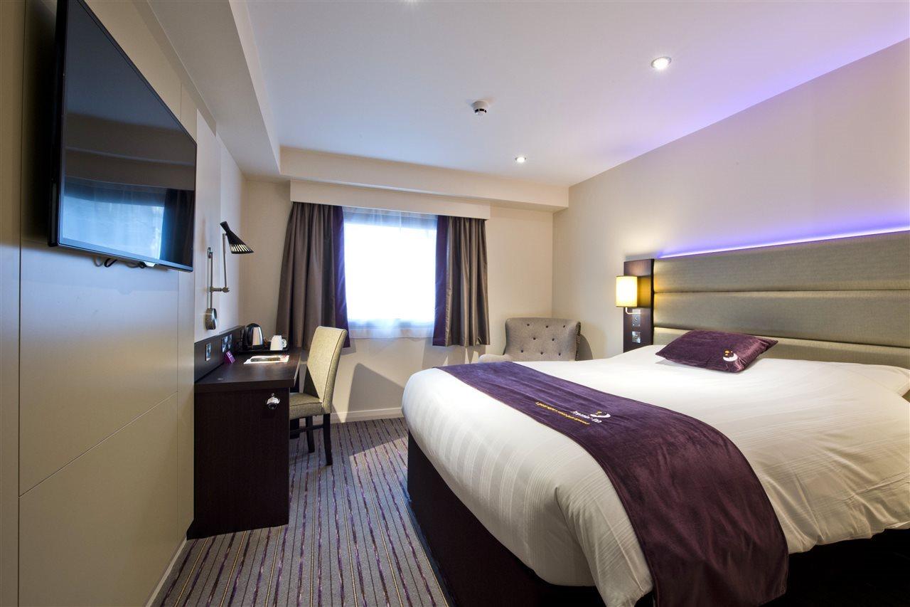 Premier Inn London Chiswick Exterior photo